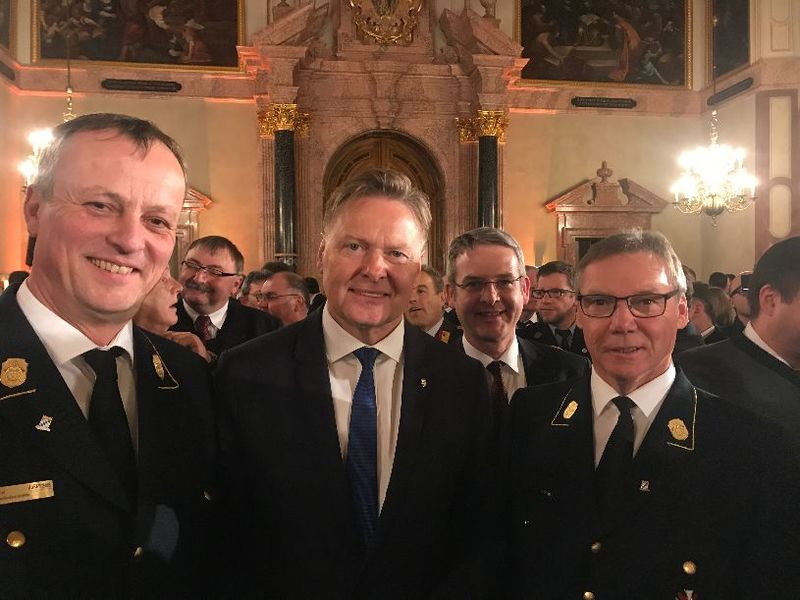 Mit KBR Norbert Thiel und Alfons Weinzierl, Vorsitzender des Landesfeuerwehrverbandes Bayern (rechts) habe ich mich auf dem Staatsempfang �ber den Schneeeinsatz im Januar ausgetauscht. Wir waren uns einig, dass die vielen Helfer gro�artiges geleistet haben.