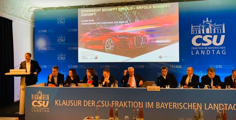 Vortrag von BMW-Chef Oliver Zipse �ber eine eindrucksvolle Zukunftsplanung des Unternehmens. In K�rze erfolgt die Pr�sentation eines neuen BMW INext mit einer elektrogespeisten Reichweite von 600 Kilometern. Massive Investitionen in die bayerischen Standorte im Milliardenumfang. Neues Kompetenzzentrum Batteriezellen. Weitere CO2 Optimierung des Dieselmotors f�r Fl�chennutzung.