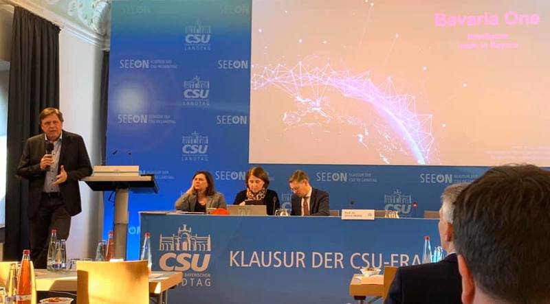 Wissenschaftsastronaut Prof. Dr. Ulrich Walter. Lehrstuhl f�r Raumfahrttechnik an der TU M�nchen. Bayern zukunftsstark machen: �es geht um Satelliten. Wir wollen nicht zum Mond fliegen. Wir wollen f�r Bayern Geld machen.� 
F�r einen Paradigmenwechsel in der heutigen Raumfahrtindustrie. 