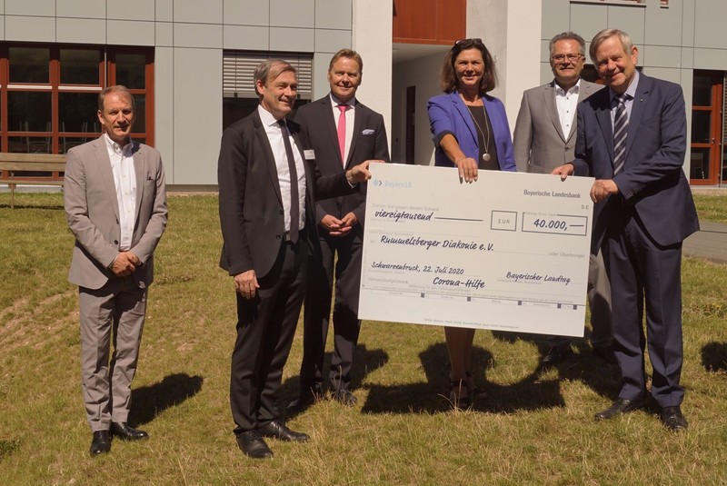 �bergabe des Spendenschecks durch Landtagspr�sidentin Ilse Aigner und Karl Freller (rechts); mit auf dem Foto (v. li.) Thomas Jansing (F�rderverein �Sternstunden e.V.