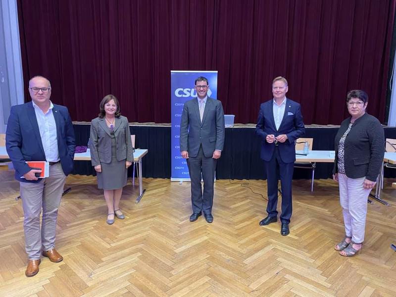 Bundestagswahl 2021:
Die erweiterte Kreisvorstandssitzung mit Ortsvorsitzenden nominiert einstimmig Ralph Edelh�u�er als Vorschlag f�r die Delegiertenversammlung als Kandidaten der CSU f�r die BT-Wahlen. Der gemeinsame Stimmkreis N�rnberger Land/Roth wurde bisher durch Marlene Mortler aus Lauf/Dehnberg vertreten. Im guten Miteinander der beiden Landkreise soll diesmal wieder eine Bewerbung aus dem Landkreis Roth nominiert werden. Mit Ralph Edelh�user, 1. B�rgermeister von Roth und Stimmenerster der letzten Kreistagswahl wurde ein engagierter, sympathischer, erfahrener, fleissiger Kandidat nominiert, der mit einer �berzeugenden Vorstellung auftrat und aufgrund seiner beruflichen Leistungen bereits gro�es Ansehen erwarb.