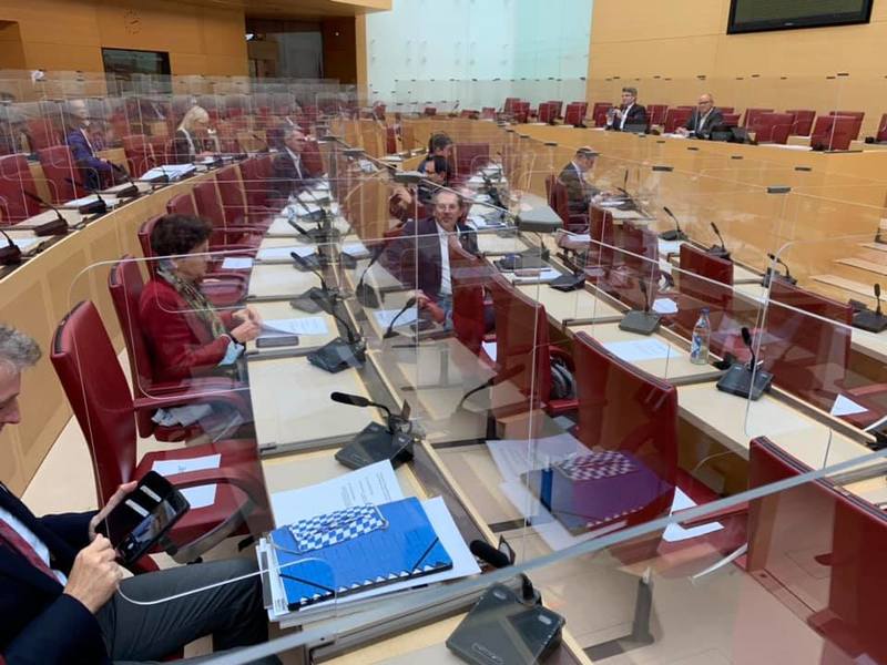 Plenarsaal im Landtag. Plexiglasabtrennungen. Abstandsregeln zwischen den Pl�tzen.