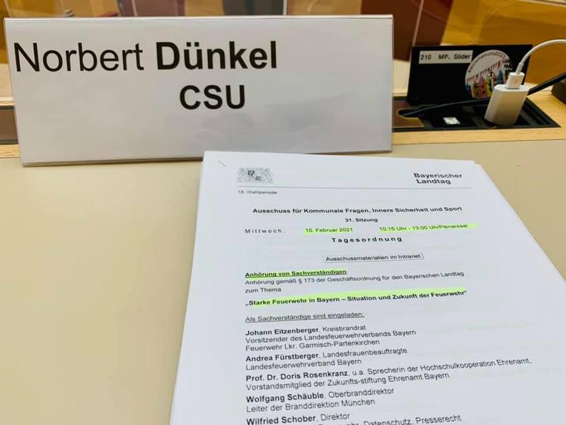 Bei der Expertenanh�rung durfte ich auf dem Sitzplatz von unserem Ministerpr�sidenten platz nehmen. Ein Sitzplatz auf dem man nicht oft sitzt. Ich k�nnte mich daran gew�hnen :)