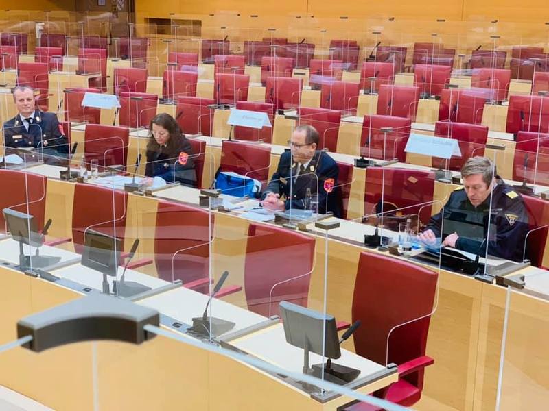 Die Fachleute tragen uns ihre Einsch�tzung der Lage vor.