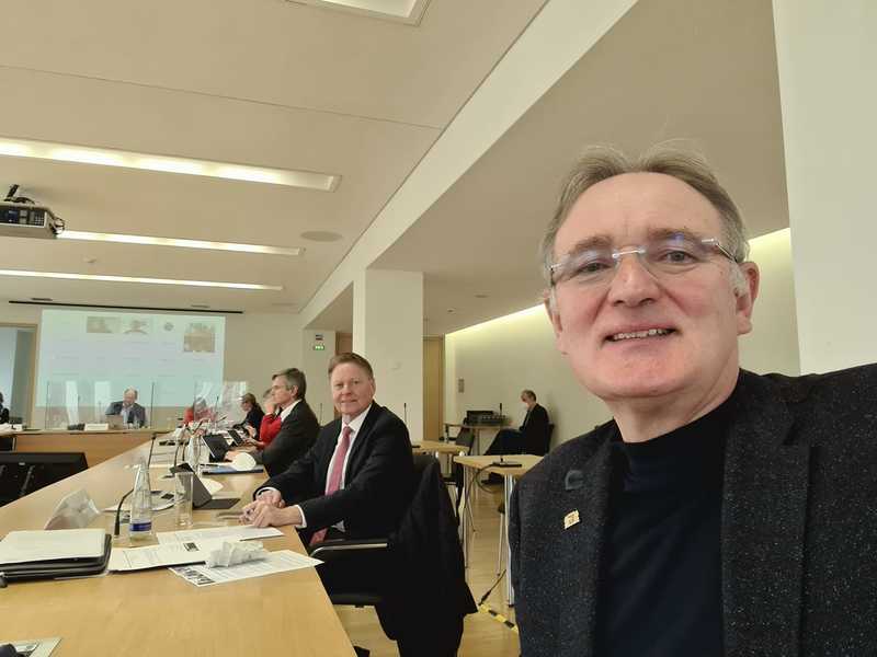 Vorne, mein Kollegen Berthold R�th. 

Mit 23 Experten/innen haben wir digital �ber die Herausforderungen gesprochen, denen die Schulen durch die Corona-Krise ausgesetzt sind und welche Lehren und Verbesserungen auch nach der Corona-Pandemie Bestand haben sollten. 