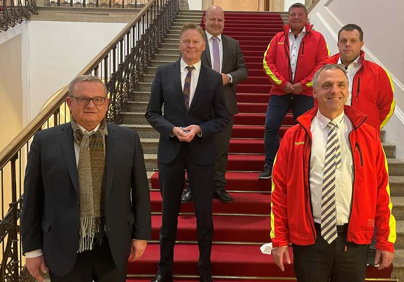 Gemeinsam wollen wir den (Wasser-)Rettungsdienst in Bayern noch besser machen. Sehr gute Gespr�che! Am Tisch waren der Innenpolitische Sprecher der CSU, Manfred L�ndner, sowie Norbert D�nkel, Holger Dremel und Alfred Grob (alle MdL); f�r die DLRG Bayern Pr�sident Dr. Manuel Friedrich sowie Volker Kvasnicka und Sven Slovacek von der Leitung Einsatz.