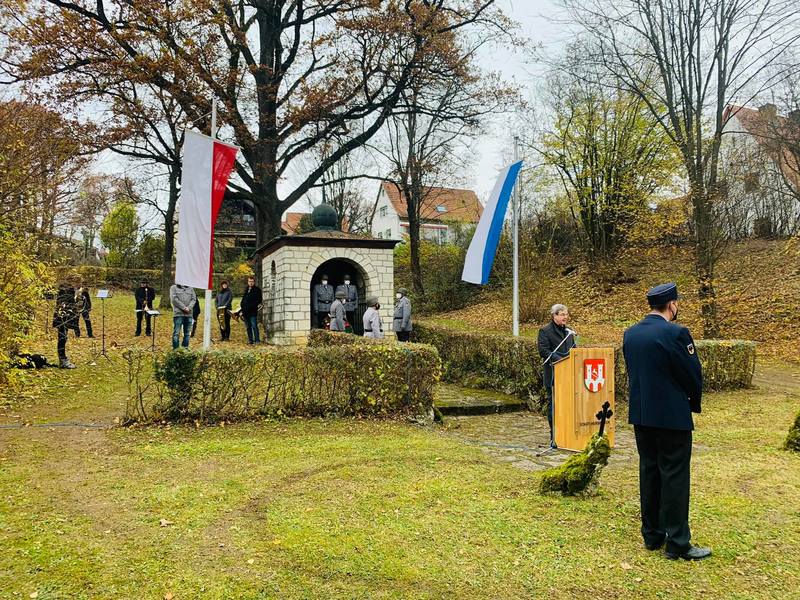 Wir gedenken all den Opfern von Krieg und Vertreibung und danken unseren Soldaten der Bundeswehr, die unsere Demokratie verteidigen.  