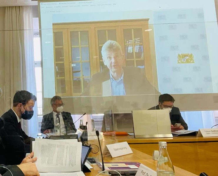 Themen: das Infektionsgeschehen und die Unterrichtsversorgung. Coronabedingt war Minister Piazolo �ber Video zugeschaltet.
