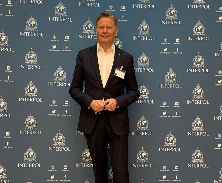 Nach den Vereinten Nationen ist INTERPOL die zweitgr��te zwischenstaatliche Organisation mit 195 Mitgliedstaaten. Sie dient der internationalen Verbrechensbek�mpfung.