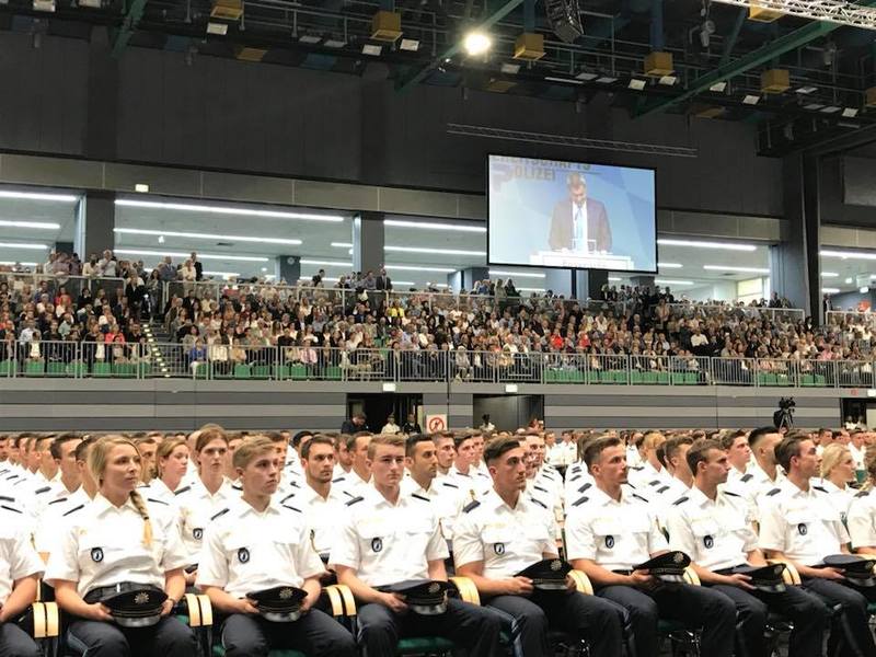 Der Freistaat hat massiv in die Innere Sicherheit investiert und schon jetzt mit mehr als 42.000 Stellen den bislang h�chsten Personalstand bei der Bayerischen Polizei erreicht.