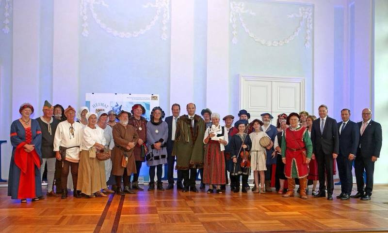 Herzlichen Gl�ckwunsch und danke f�r das gro�artige Engagement f�r unsere Kultur!