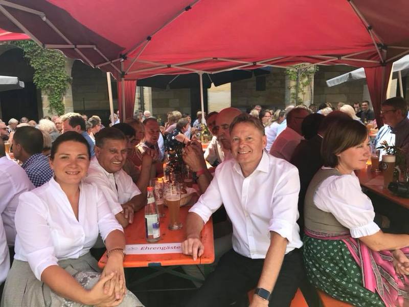 Zusammen mit der stellvertretenden Landr�tin Cornelia Trinkl (l.) genie�e ich die tolle Stimmung in Altdorf. 