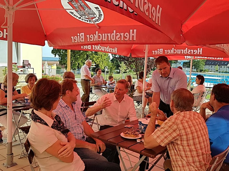 Mit Schnaittachs B�rgermeister Frank Pitterlein im Gespr�ch mit interessierten B�rgern. 