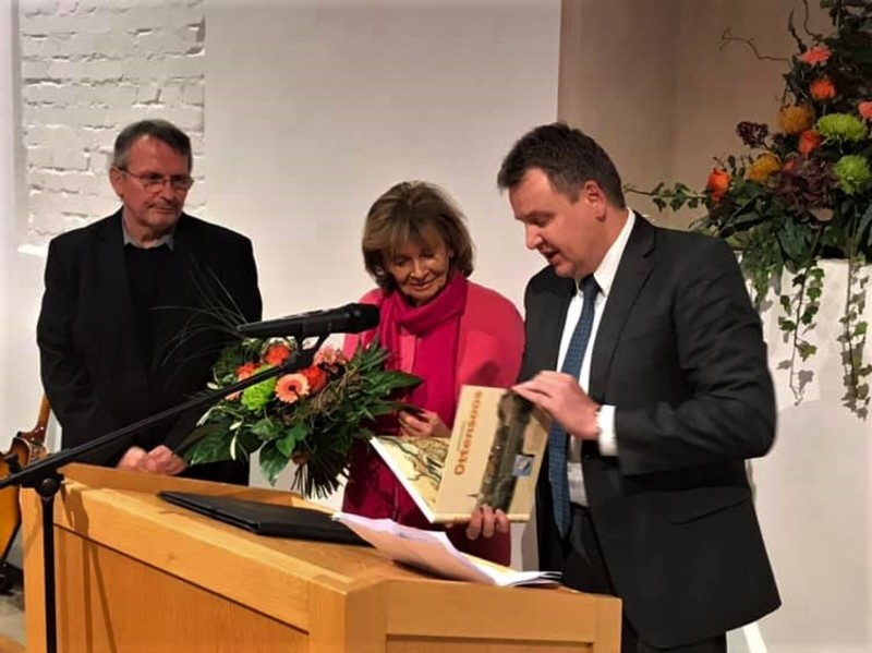 B�rgermeister Klaus Falk (rechts) �berreicht der Gastrednerin Charlotte Knobloch, Pr�sidentin der J�dischen Kultusgemeinde M�nchen und Oberbayern, ein Buch �ber Ottensoos. 