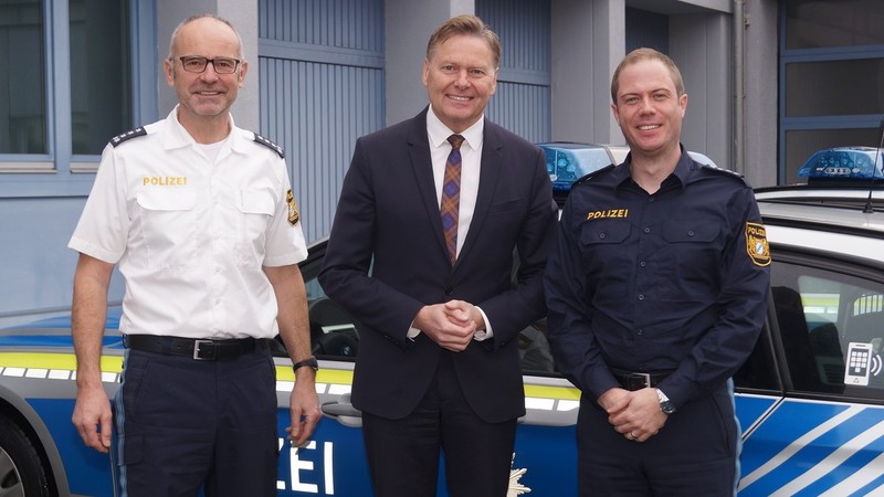 MdL Norbert D�nkel (Mitte) nimmt vom Gespr�ch mit dem Dienststellenleiter der Polizeiinspektion Lauf, Kriminalhauptkommissar Andreas Bauerrei� (rechts), und seinem Stellvertreter,Edwin D�thorn, eine Reihe interessanter Informationen mit nach M�nchen.