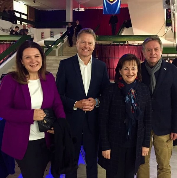 Zusammen mit Cornelia Trinkl (links) und Marlene Mortler auf dem Jubil�umskonzert. 