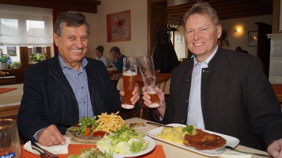 Norbert Dnkel (rechts), der es sich hier zusammen mit seinem Vorgnger Kurt Eckstein schmecken lsst, freut sich ber das Modernisierungsprogramm. Damit untersttzt der Freistaat vor allem kleinere Gastwirtschaften im lndlichen Raum.