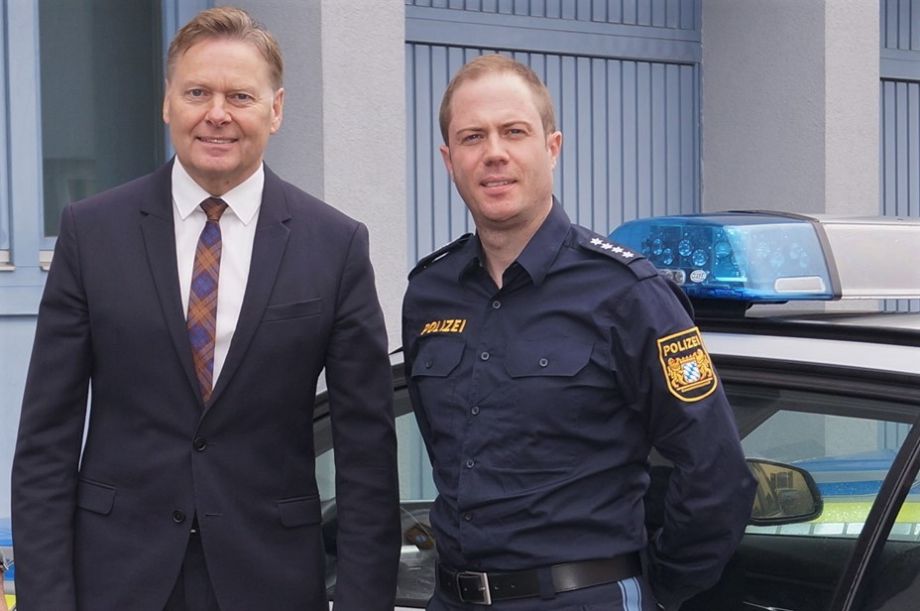 Die Digitalisierung der Ausrstung ist immer wieder Thema bei Besuchen von MdL Norbert Dnkel bei Polizeiinspektionen in der Region, wie hier bei der PI Lauf. Rechts im Bild: Dienstellenleiter Kriminalhauptkommissar Andreas Bauerrei. Foto: M. Keilholz