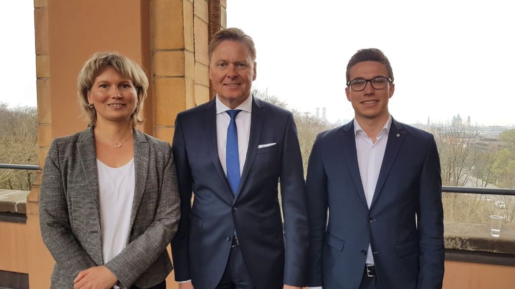 MdL Norbert Dnkel mit Claudia Breuer und Daniel Schuster, die den heimischen Landtagsabgeordneten im Rahmen ihres Praktikums einen Tag bei seiner parlamentarischen Arbeit im Bayerischen Landtag begleiteten. Foto: Privat