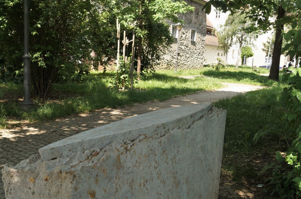 Eines der Objekte zum Projekt Kunst im Fluss  Kunst in der Pegnitz des Frdervereins Kunstmuseum Hersbruck ist dieses stilisierte Boot von Bildhauer Uli Olpp im sogenannten Rentnersgrtle<br>Foto: M. Keilholz