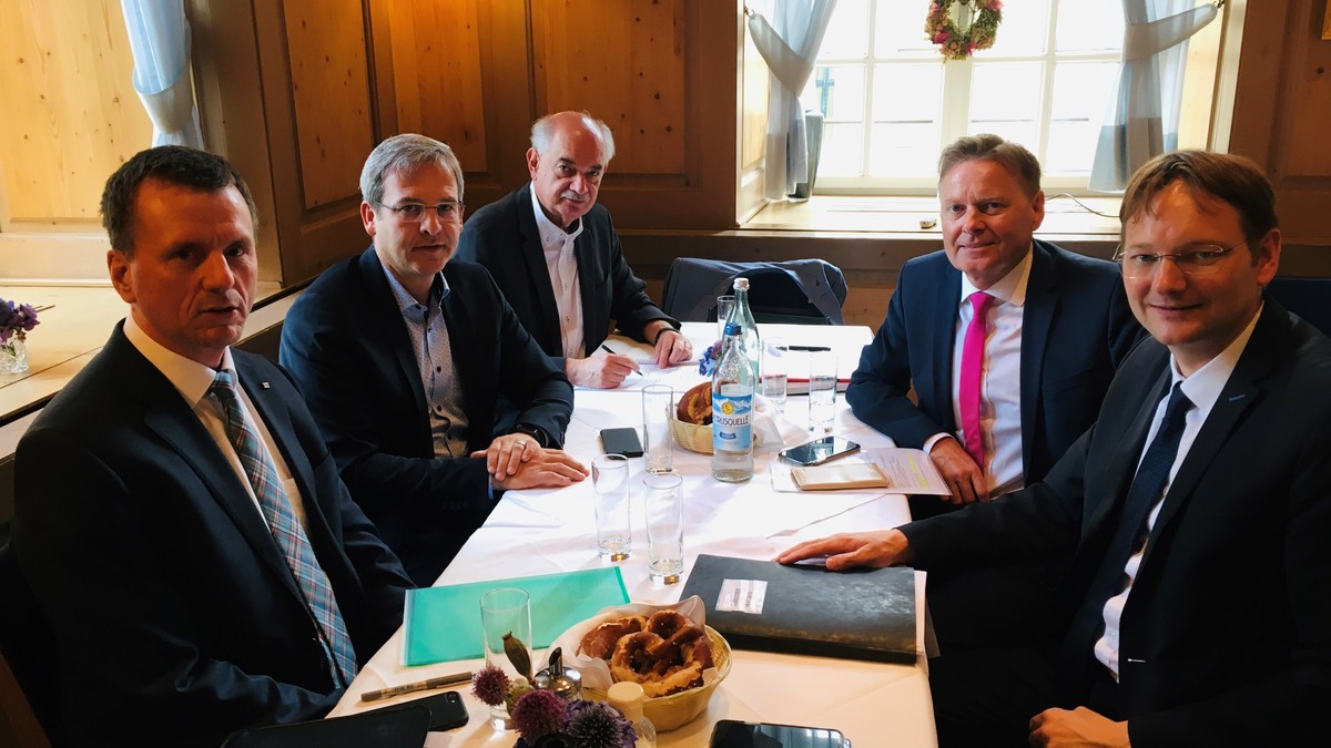 Am Rande des Plenums im Bayerischen Landtag wurden Themen fr Hersbruck und die Region besprochen. V. l. Bahnbeauftragter Klaus-Dieter Josel, Brgermeister Robert Ilg, Stadtbaumeister Lothar Grimm, MdL Norbert Dnkel und Staatsminister Hans Reichhart