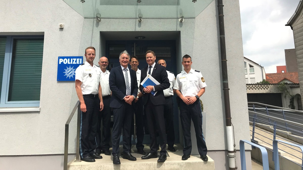 MdL Norbert Dnkel (Mitte) mit den Vertretern der Polizeiinspektionen Lauf, Altdorf, Hersbruck und dem mittelfrnkischen Polizeiprsidenten Roman Fertinger (3. von links). 