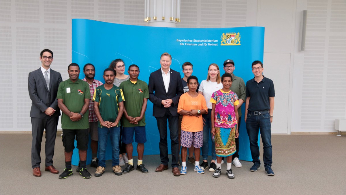 Eine Delegation der Dekanate Wantoat und Hersbruck hat das Bayerische Heimatministerium in Nrnberg besucht. (Links: Dr. Helmut Frhlich; Mitte: MdL Norbert Dnkel). Foto: Privat