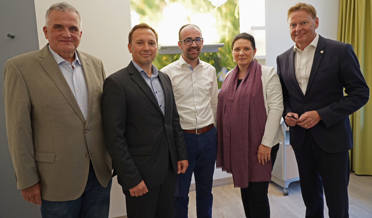 MdL Norbert Dnkel (rechts), stellvertretende Landrtin Cornelia Trinkl sowie Jrgen Hopf (links) und Brgermeisterkandidat Markus Holzammer (Mitte) von der CSU Schwarzenbruck mit Geschftsfhrer Frank Strauch von der Sana-Klinik