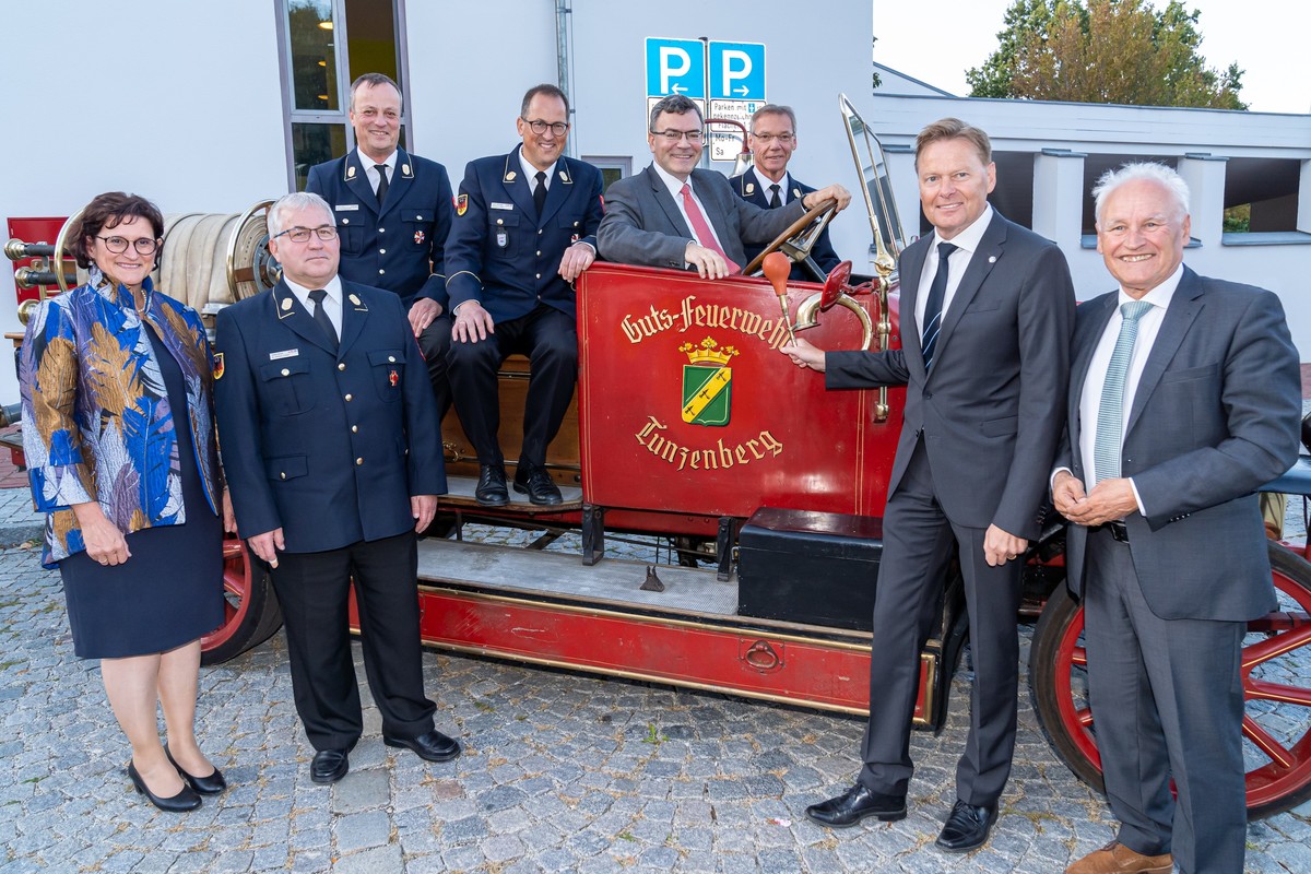 Die Fhrungsspitze des LFV Bayern mit dem neuen Vorsitzenden Johann Eitzenberger (4. v. li.), den Stellvertretern Norbert Thiel und Hermann Schreck (beide links daneben), Staatsminister Dr. Florian Herrmann (am Steuer) und MdL Norbert Dnkel (2. v. re.)