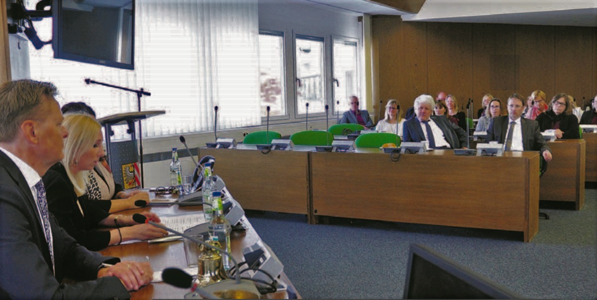 Norbert Dnkel und Staatssekretrin des Kultusministeriums Anna Stolz (l.) beim Bildungsempfang im Landratsamt. Foto: Rebecca Haase/ Pegnitz Zeitung