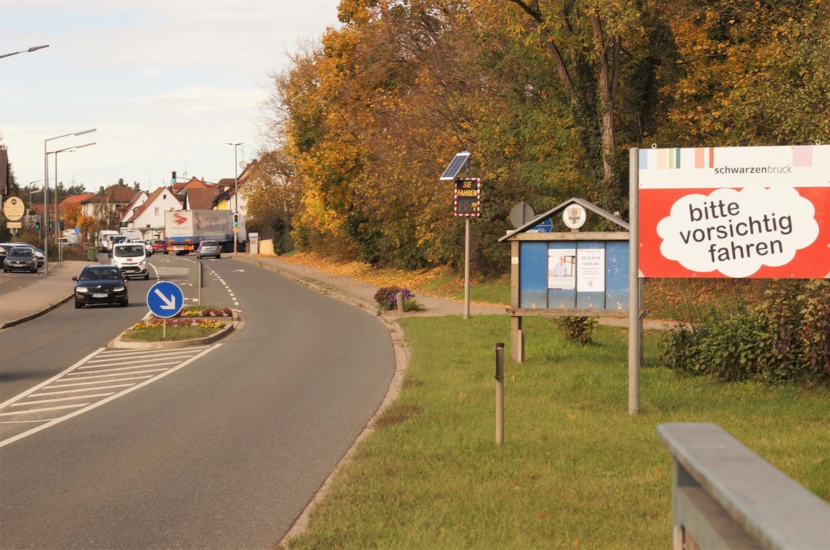 Eine stationre Geschwindigkeits-Messanlage knnte eine wirksame Alternative sein, positiv auf den flieenden Verkehr, wie hier an der B8 in Schwarzenbruck, Einfluss zu nehmen