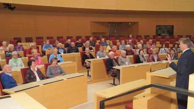 Norbert Dnkel freute sich, zum Abschluss des Jahres mit den Senioren der katholischen Kirchengemeinde St. Kunigund aus Schnaittach noch einmal eine Besuchergruppe bei sich im Landtag empfangen zu knnen; die Leiterin der Gruppe, Renate Pirzkall, berreic