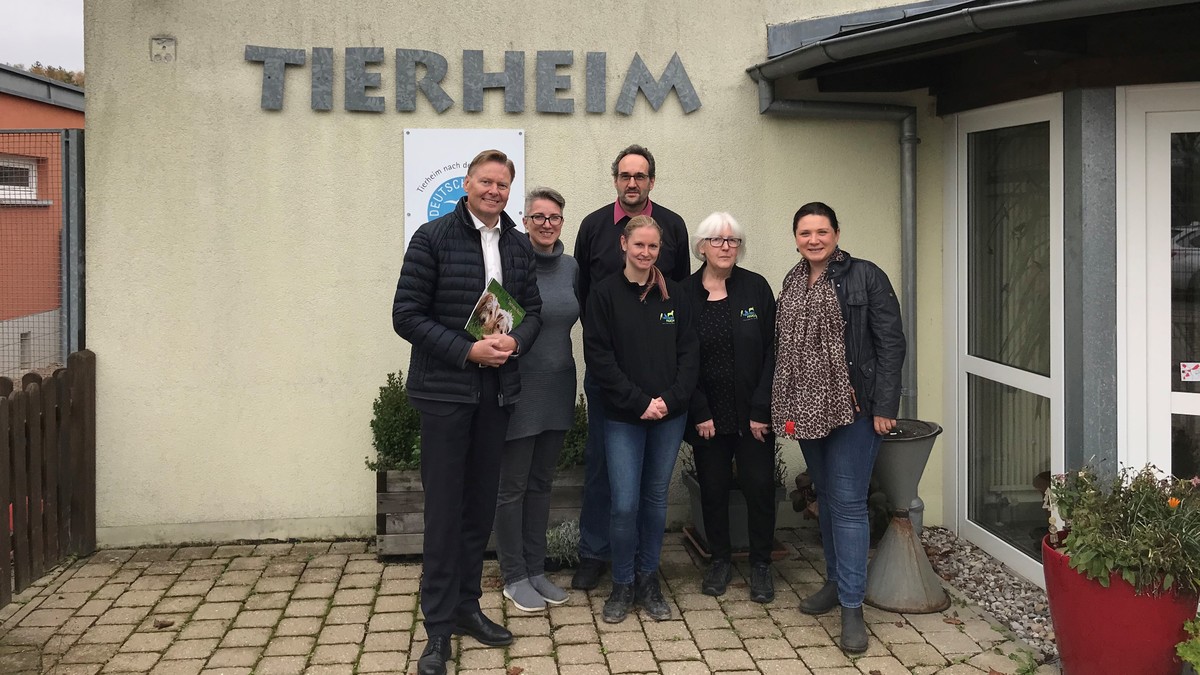 Cornelia Trinkl (rechts) und MdL Norbert Dnkel (links) mit den Mitarbeitern des Feuchter Tierheims. Mitte: Herbert Sauerer, erste Vorsitzende des Tierheims Feucht. Foto: D. Fritsch 