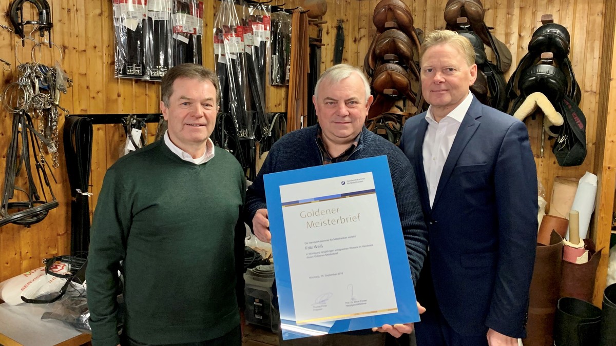 Sattlermeister Fritz Wei prsentiert Brgermeister Gnther Rgner und MdL Norbert Dnkel (rechts)  den Goldenen Meisterbrief der Handwerkskammer. Foto: H. Brckner