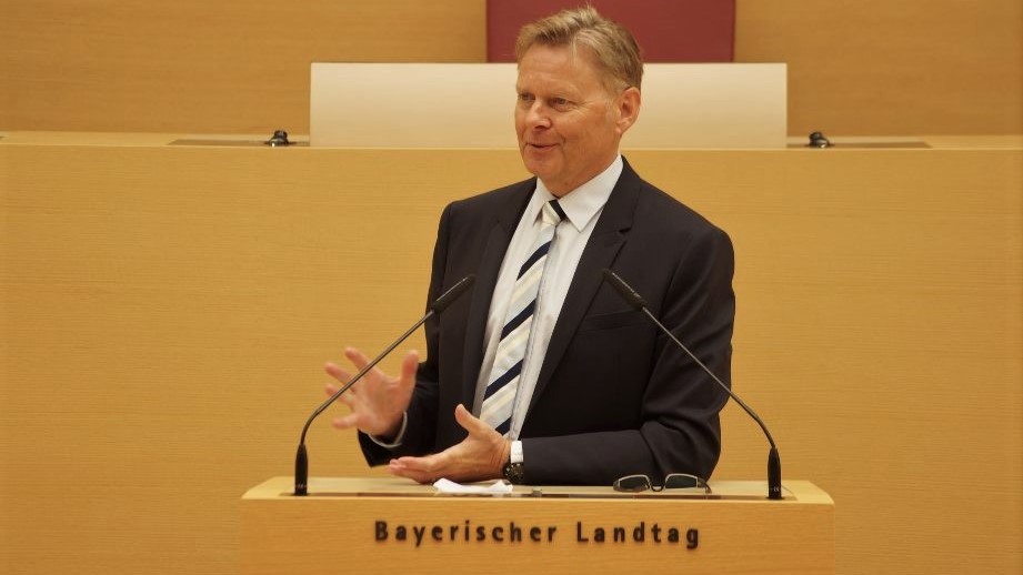 MdL Norbert Dnkel, hier whrend einer Rede im Bayerischen Landtag, mchte mit seinen Kollegen von der CSU-Fraktion Vereine bei den GEMA-Gebhren entlasten. Foto: M. Keilholz    