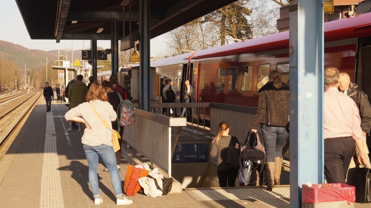 Fr Personen mit Gehproblemen ist der Bahnhof Hersbruck rechts der Pegnitz eine gewaltige Herausforderung. Nach dem Willen der rtlichen Politiker, soll der Bahnhof deshalb beschleunigt barrierefrei werden. Foto: M. Keilholz