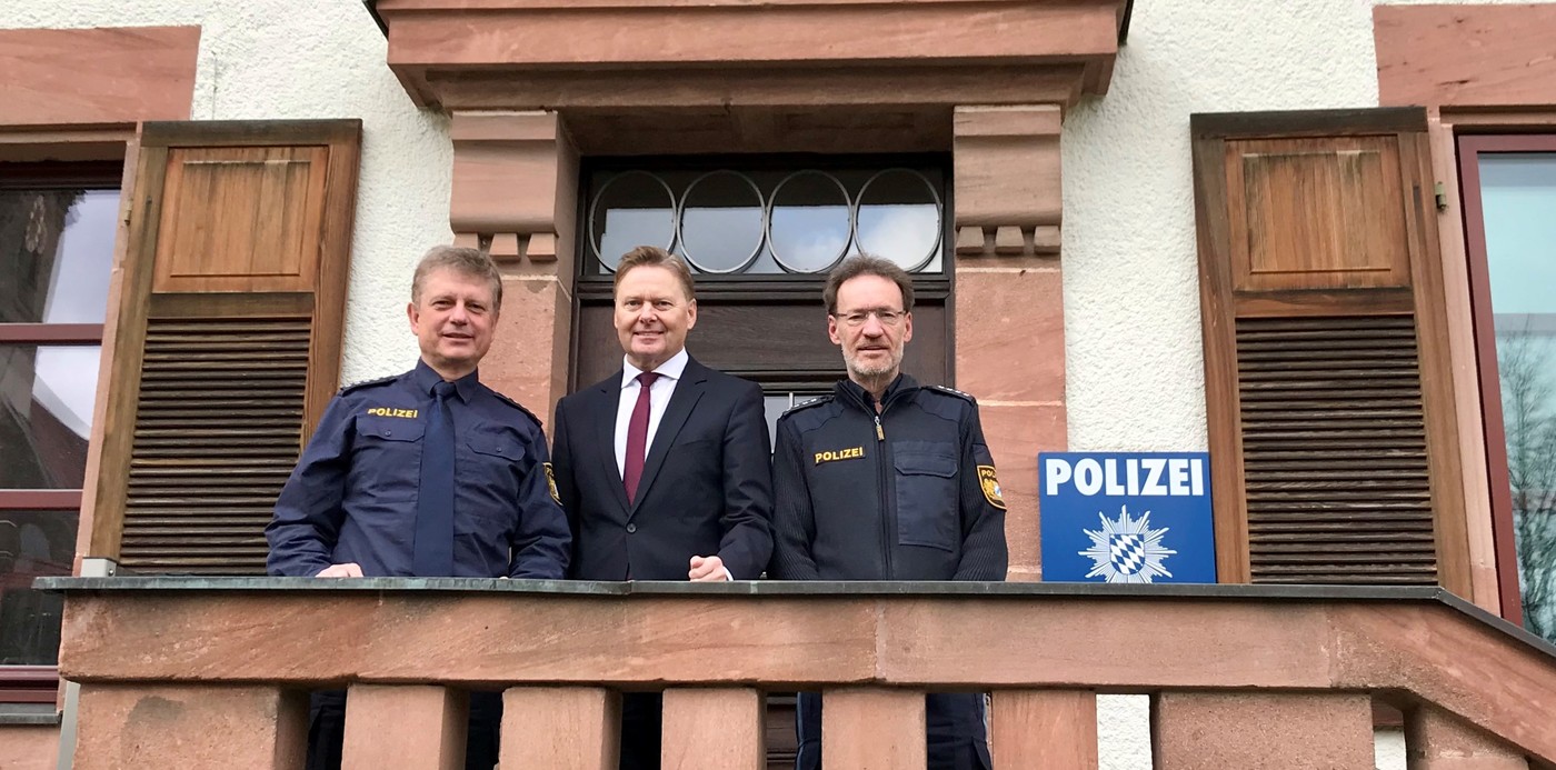 Noch vor den Ausgangsbeschrnkungen und der Maskenpflicht besuchte MdL Norbert Dnkel (Mitte) die Polizeiinspektion Hersbruck. Hier sprach er mit Inspektionsleiter Hauptkommissar Bernhard Distler (links) und dessen Stellvertreter Klaus Bald (rechts).