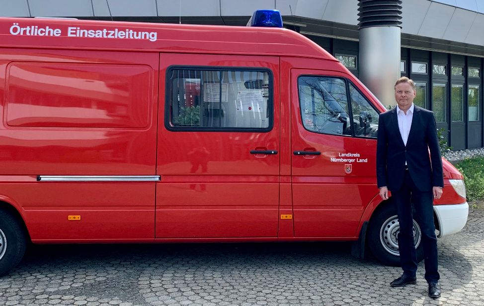 Hier ist Norbert Dnkel vor dem Landratsamt Nrnberger Land zusehen. Dort befindet sich die Operationszentrale der Fhrungsgruppe. Symbolisch wurde hierfr ein Fhrungsfahrzeug der Feuerwehr aufgestellt. Foto: D. Fritsch 