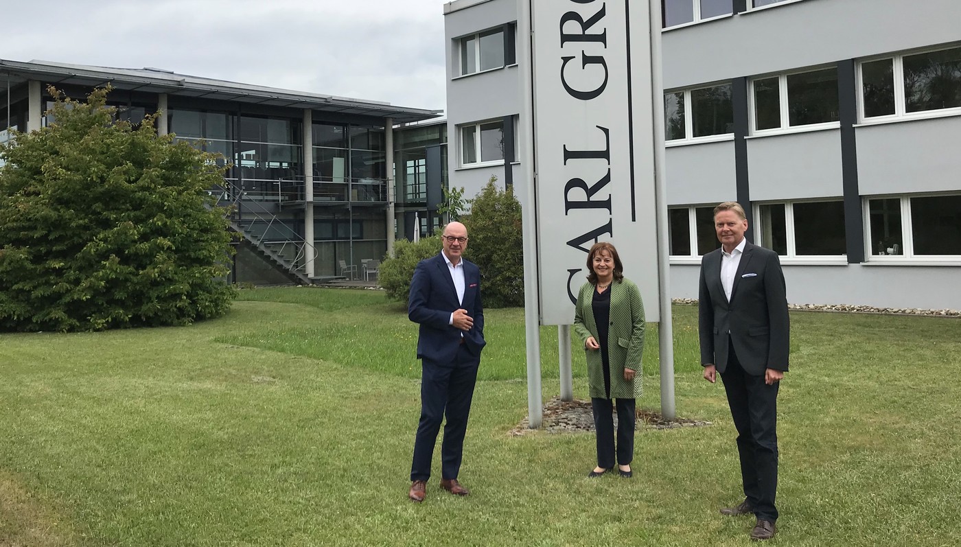 Von links nach rechts: Peter Gross, Marlene Mortler und Norbert Dnkel vor dem Hauptgebude der Firma Carl Gross in Hersbruck. Foto: D. Fritsch  