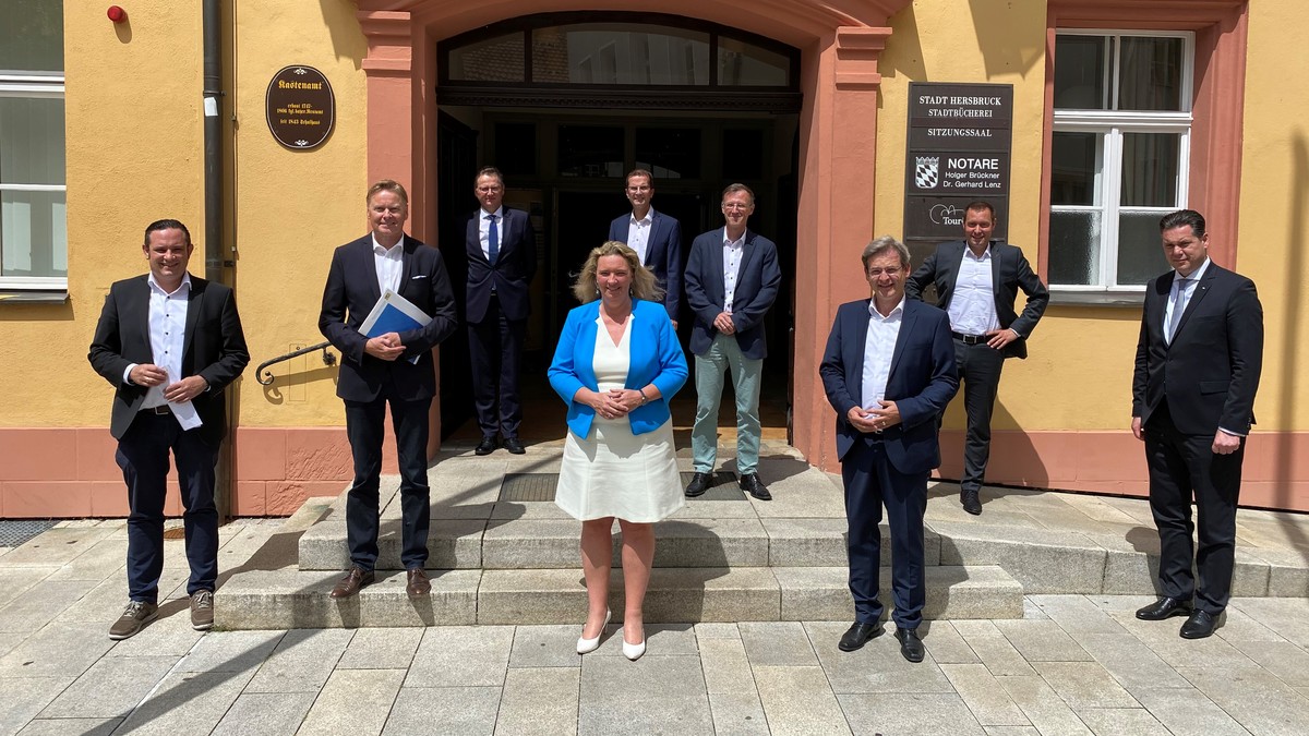 Staatsministerin Kerstin Schreyer mit MdL Norbert Dnkel und den Gesprchsteilnehmern vor dem Stadthaus Hersbruck