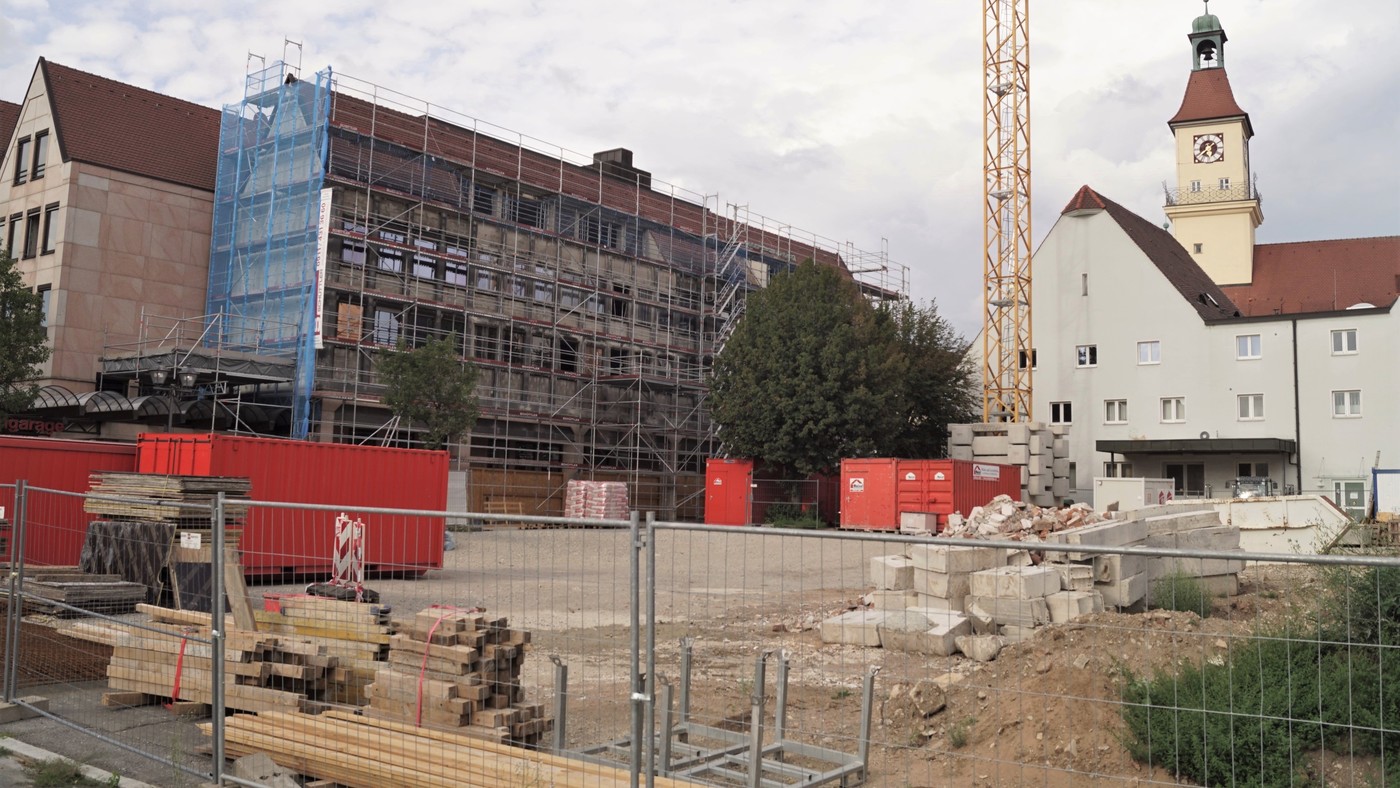 Auf dem Gelnde des ehemaligen Posthofareals entsteht in exponierter Zentrumslage von Hersbruck das neue Quartier am Posthof; im Hintergrund das eingerstete Sparkassengebude, das zum Hotel umgebaut wird.