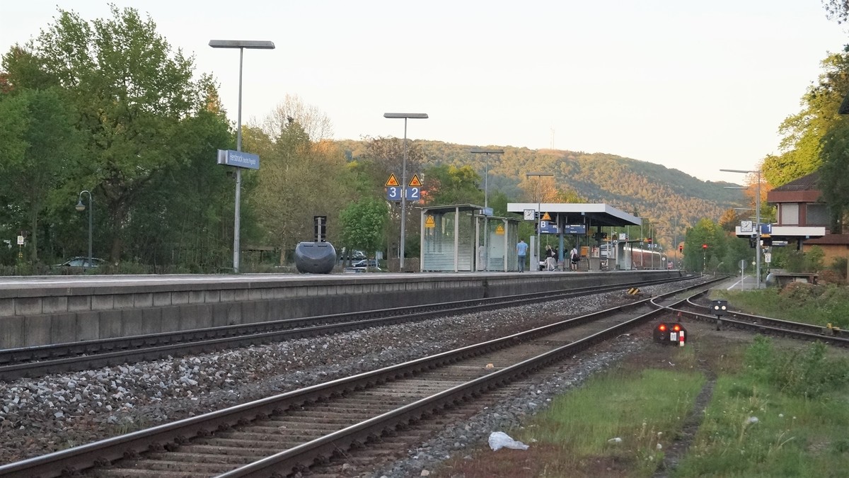 Am Ausbau der Franken-Sachsen-Magistrale  hier der Bahnhof Hersbruck rechts der Pegnitz  hngen die Fernverkehrsverbindungen nach Hof/Leipzig und Prag sowie der S-Bahn-Ausbau ins Schnaittach- und obere Pegnitztal 