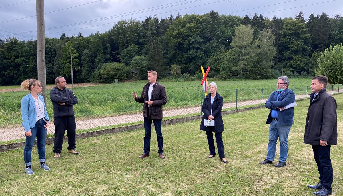 Familie Riener erlutert die Situation der geplanten Bahnstromtrasse  MdL Norbert Dnkel, stv. Landrtin Gabriele Drechsler, 2. Brgermeister Thorsten Brunner und 1. Brgermeister Jrg Fritsch