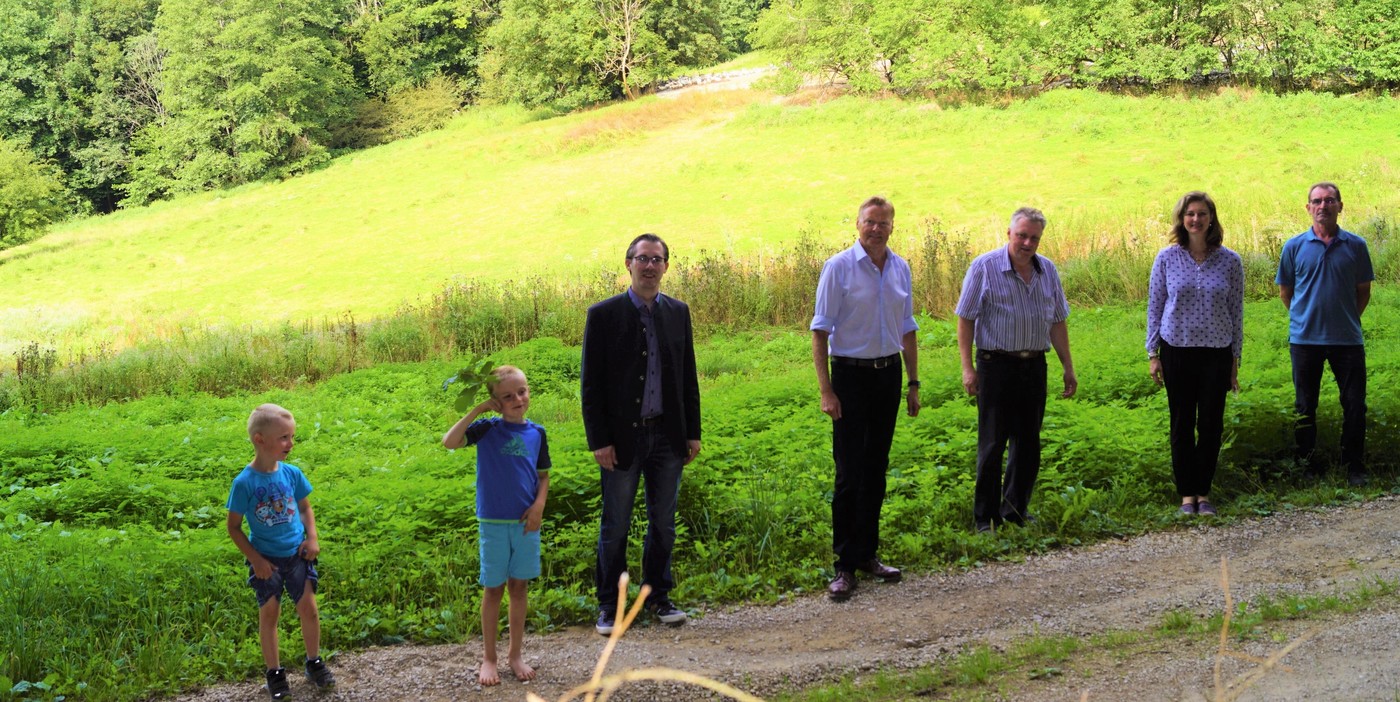 Helmut Wendler fhrt die Gste zu seinen Weiden. Im Hintergrund sind seine Gnse zu sehen. (v.l.n.r.) Thomas Ritter, Norbert Dnkel, Helmut Wendler, Marion Fischer und Gerhard Bock. Auch die Kinder von Helmut Wendler waren mit Eifer dabei (links).