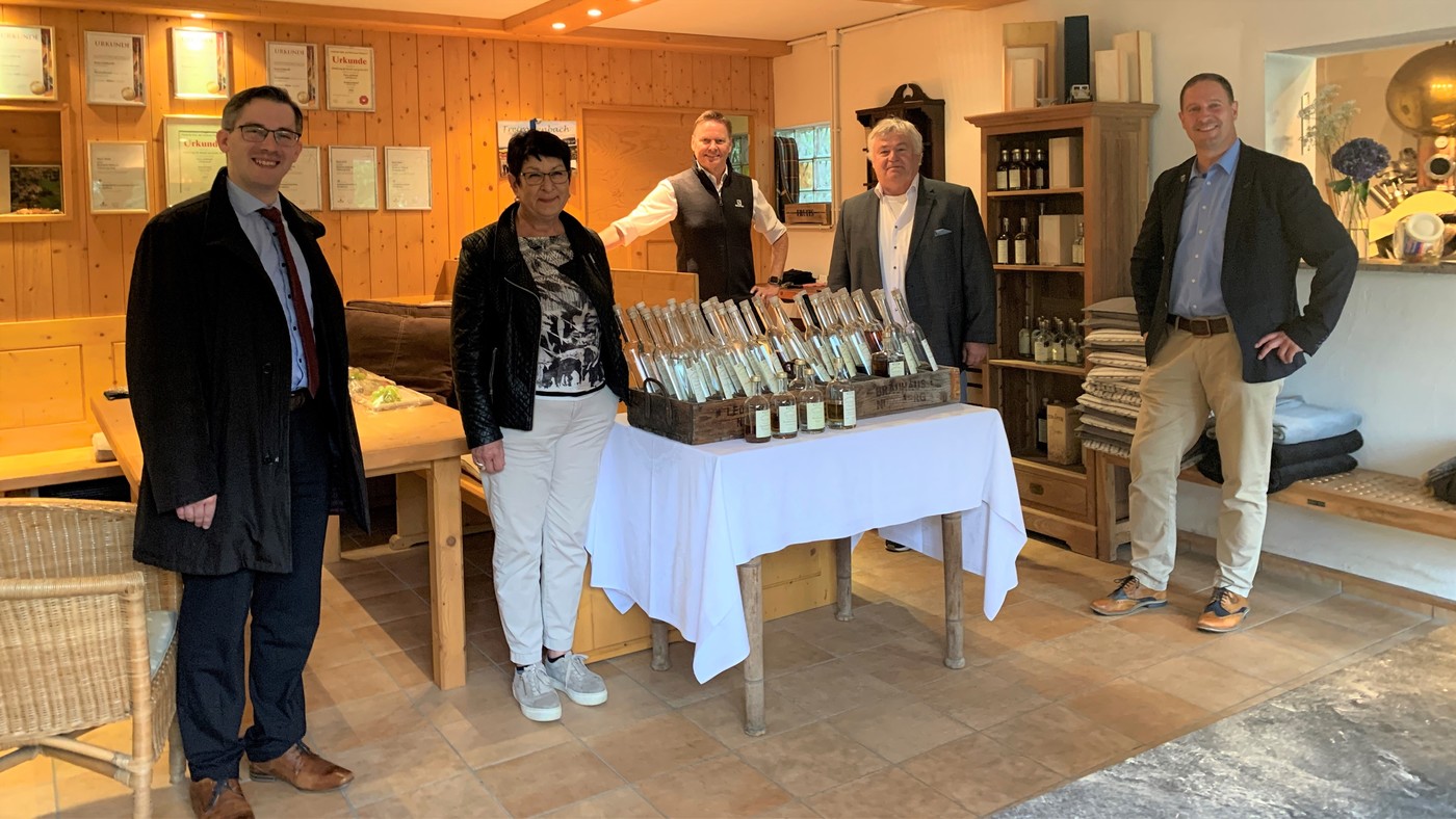 Zu Besuch bei der Destille in Freirttenbach. Von links nach rechts: Thomas Ritter, Karin Mller, Norbert Dnkel, Hans Gebhardt und Frank Pitterlein. Foto: Y. Vollweiler