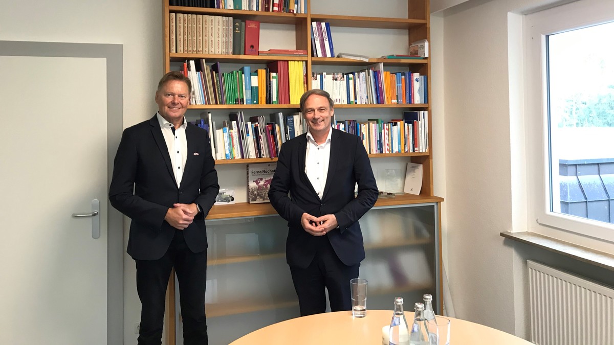 Landtagsabgeordneter Norbert Dnkel (links) informierte sich bei dem neuen Rektor der Rummelsberger Dienste, Reiner Schbel (rechts), ber aktuelle Entwicklungen der Diakonie. Foto: D. Fritsch   