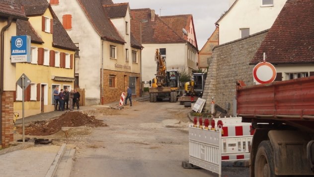 Bagger und Baumaschinen beherrschen derzeit das Straenbild in Engelthal - hier Brgermeister Gnther Rgner bei einer Ortsbesprechung mit Anliegern -; im Zuge der Instandsetzung der Kreisstrae LAU 5 werden auch die Gehsteige, Kanal- und Wasserleitung er