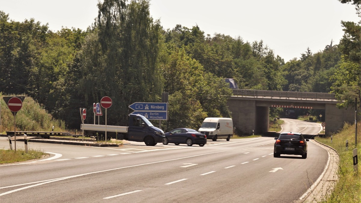 Die Planungen fr den Radwegausbau zwischen Winn und Altdorf schreiten voran. Die Anschlussstelle Altdorf/Leinburg zur A6 wird neben einem straenbegleitenden Geh- und Radweg stlich der Fahrbahn mit einer Lichtsignalanlage ausgestattet.