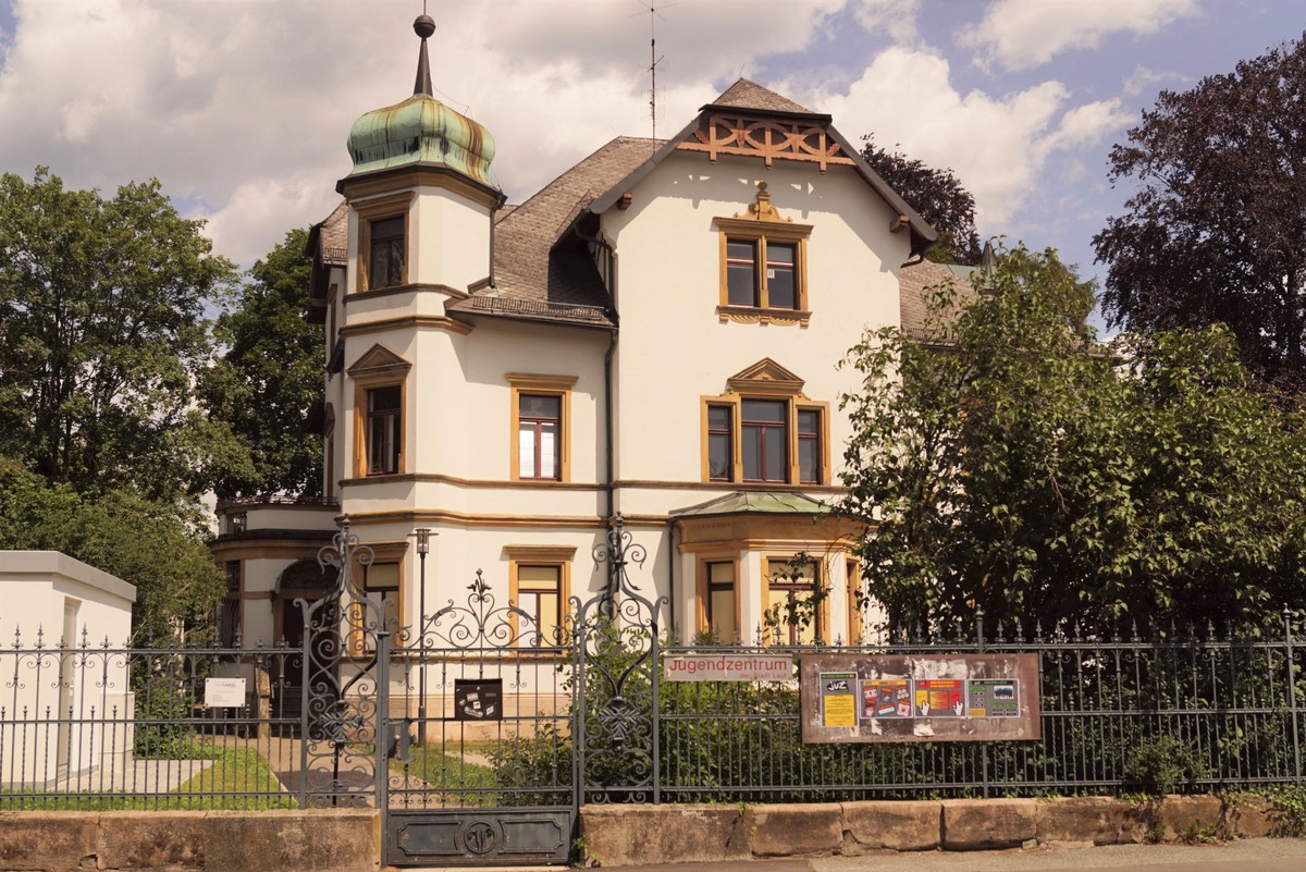 Die Bayerische Landesstiftung bezuschusst die Generalsanierung des Jugendzentrums der Stadt Lauf in der Weigmannstrae (Gesamtkosten: 2,7 Millionen Euro)  einer Jugendstilvilla aus dem Jahr 1900  mit 127.500 Euro