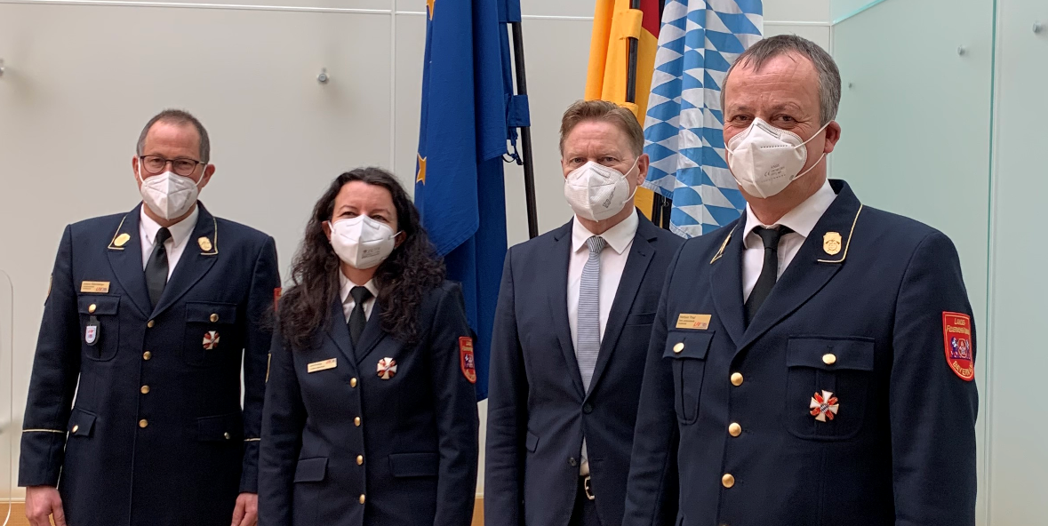 Expertenrunde zur Zukunft der Feuerwehren in Bayern aus dem Nrnberger Land Kreisbrandrat Norbert Thiel (rechts) und Norbert Dnkel zusammen mit der Frauenbeauftragten Andrea Frstberger und Johann Eitzenberger, Vorsitzender des Bay. Feuerwehrverbands.